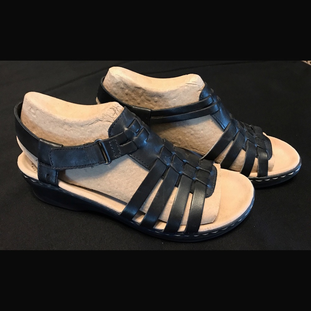 Clarks women’s Lexi Bridge black leather sandals